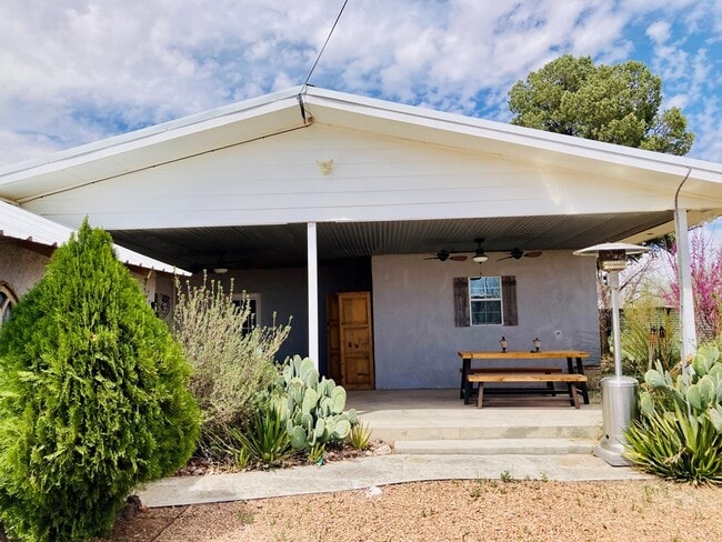 Building Photo - 104 E Waco St