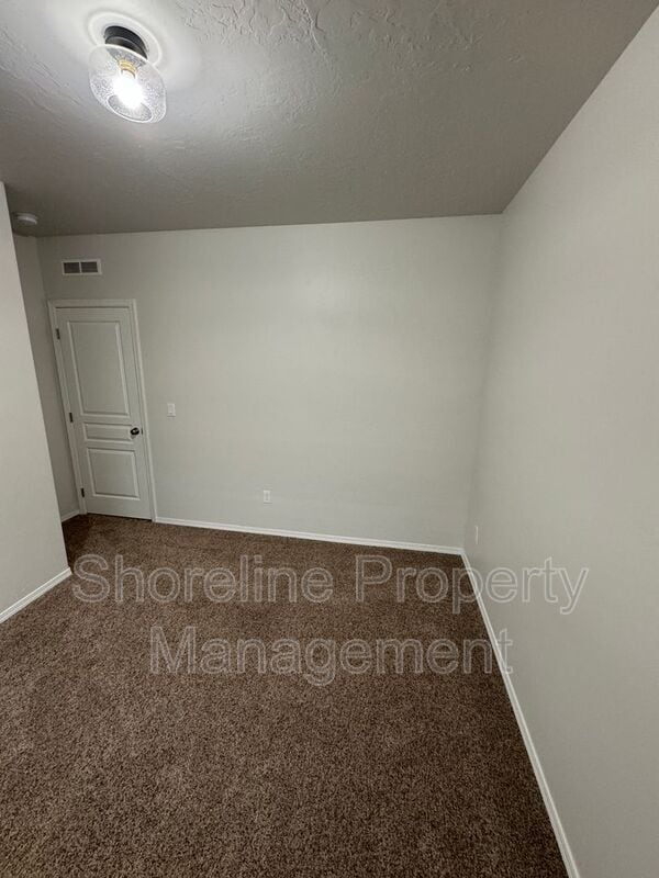 Building Photo - 511 Diamond Lake St