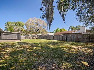 Building Photo - Beautiful Valrico Home | No Carpet + Screened Patio + Bonus Room
