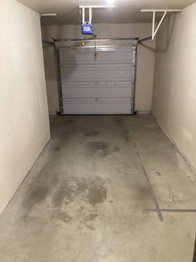 Building Photo - 1335-1335 NE Del Norte Ave