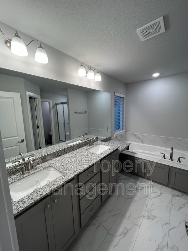 Building Photo - 426 W Tyler Rd