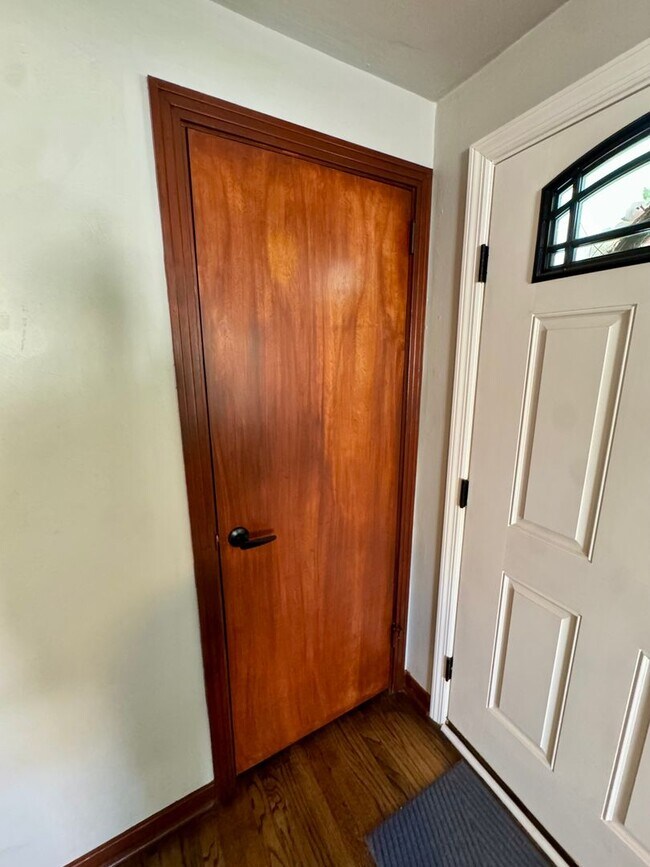 Building Photo - Charming 2-Bed 1-Bath Home in Avalon!
