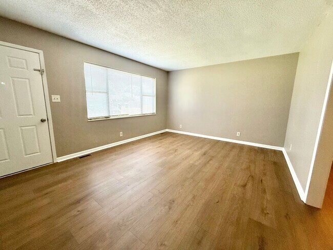 Building Photo - 916 Brentwood Dr