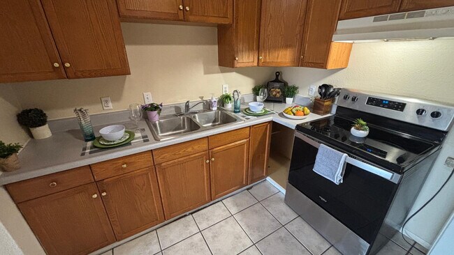 Building Photo - 1301 W 3rd St