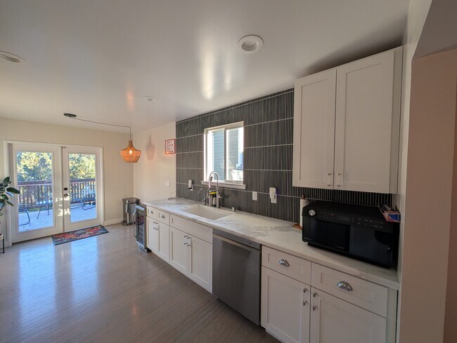 Building Photo - 4532 Reinhardt Dr