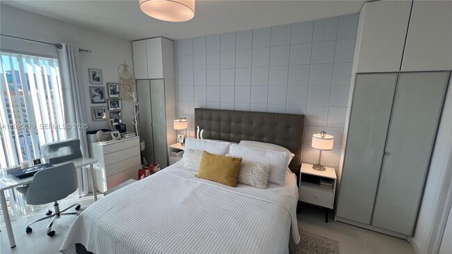 Building Photo - 10 Aragon Ave