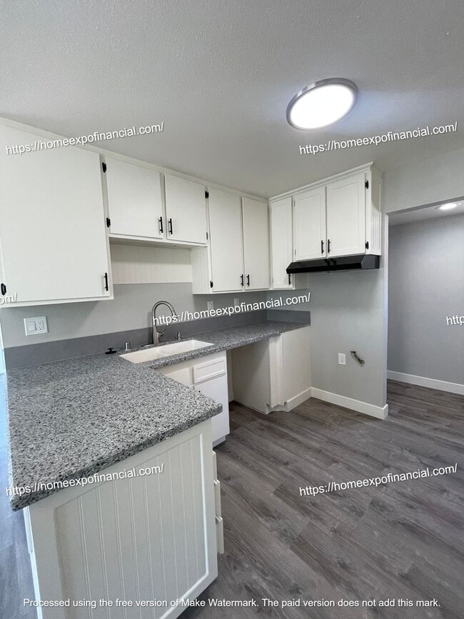 Building Photo - 1220 S Cypress Ave