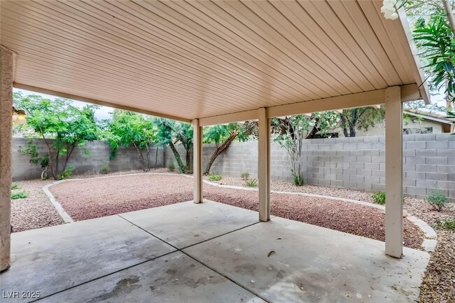 Building Photo - 1124 Coral Rainbow Ave