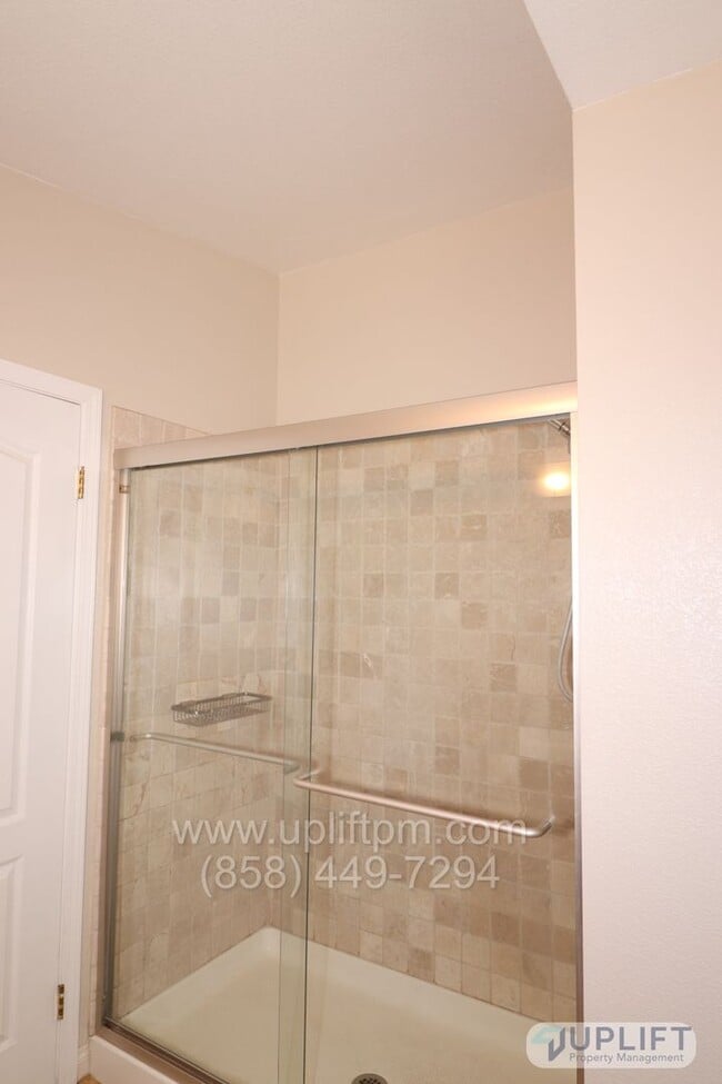 Building Photo - 3 Bed, 2 Bath House w/ 2-Car Garage, Central HVAC, Very Private