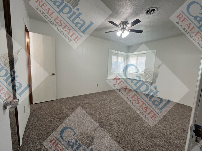 Building Photo - Spacious 2 Bedroom W/ Bonus Room