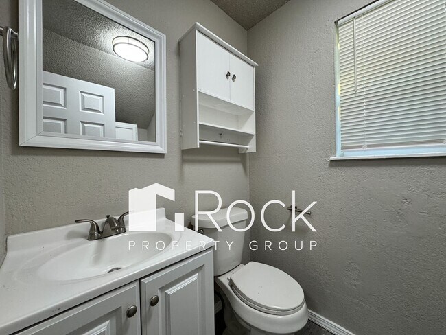 Building Photo - Move In by August 15 & Get $1,000 Off! 3 Bedroom Townhome in West OKC