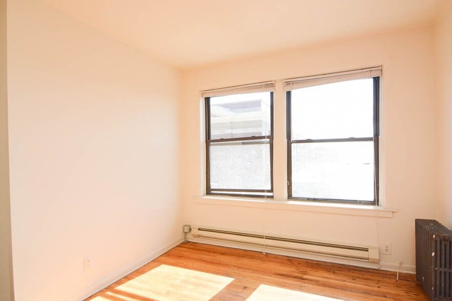 Building Photo - 1053 W George St