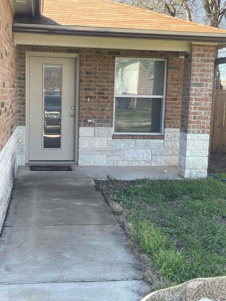 Building Photo - 108 E Truman Ave