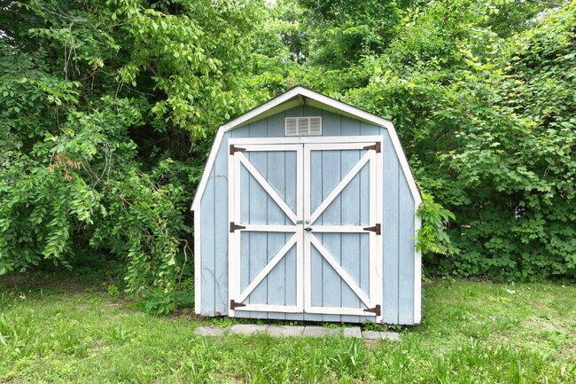 Building Photo - Springfield Gem! 3BR/2BA with Big Yard, St...