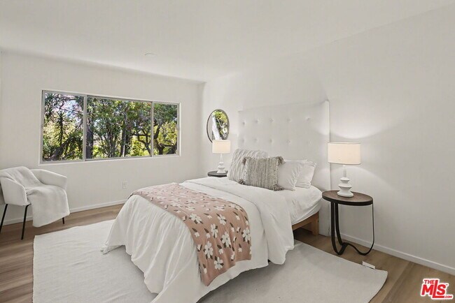 Building Photo - 2612 S Beverly Dr