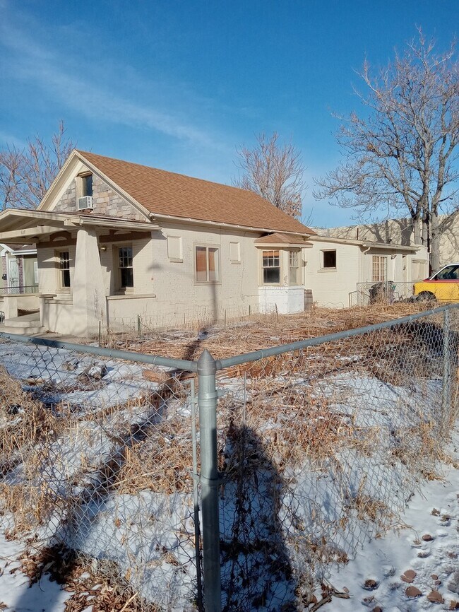 Available now! 4 bed 2 bath house for rent! 607 W 4th Ave Denver CO