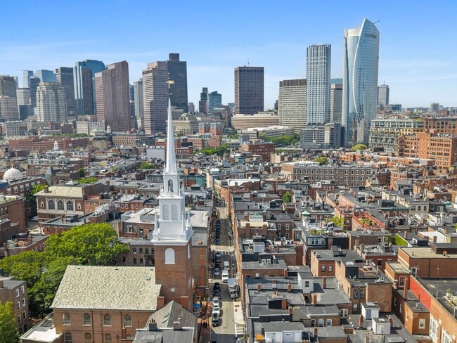 Building Photo - Renovated 2 Bed in the Heart of the North End | In-Unit Laundry | Pet Friendly | 9/1