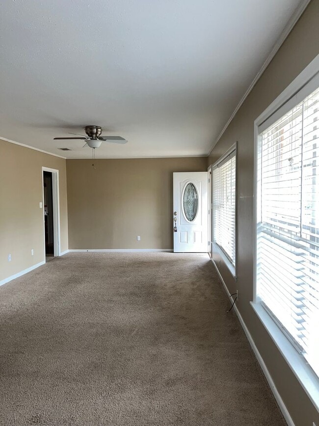 Building Photo - 101 Willow Dr