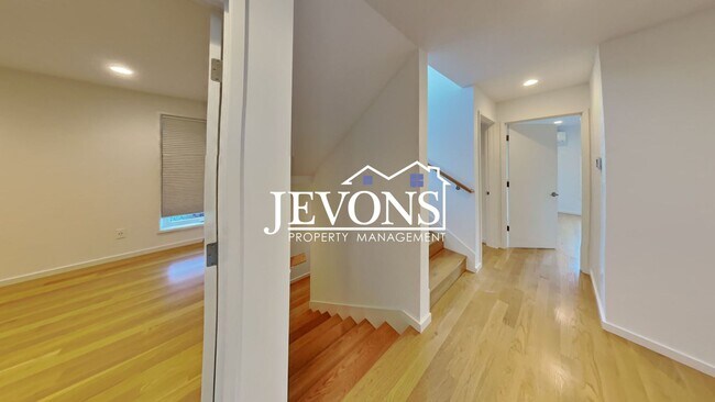 Building Photo - 5BR/4.5BA House in Seattle -- Available Now!
