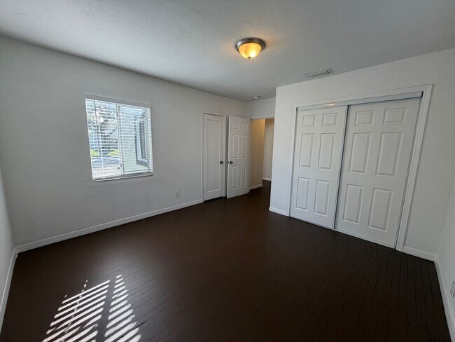 Building Photo - 903 SW 15th Ave