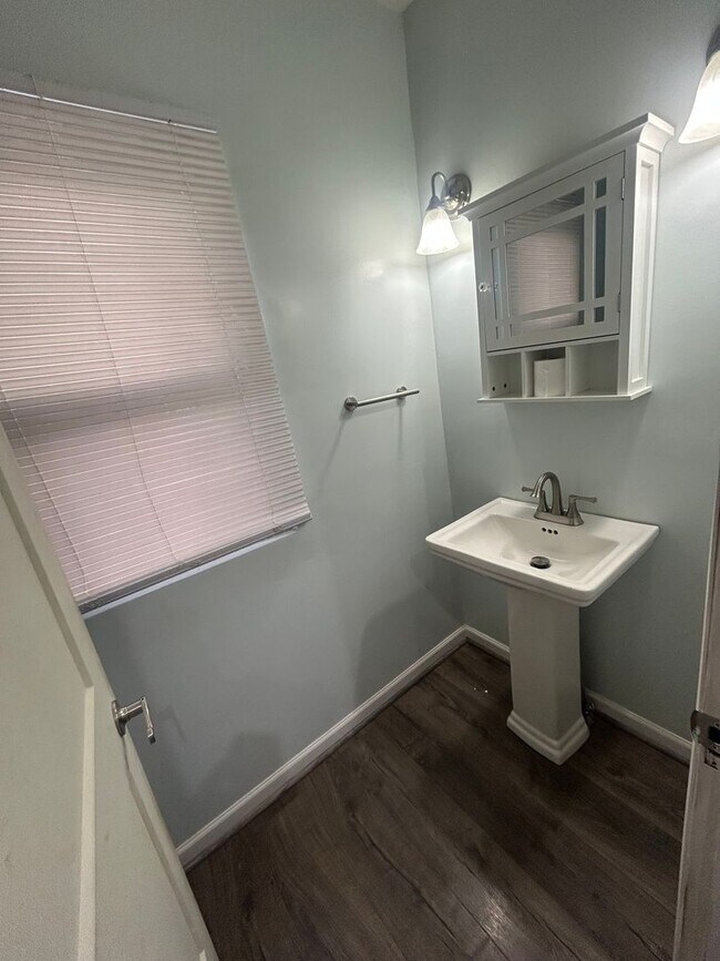 Building Photo - Charming 4BR House in Steubenville