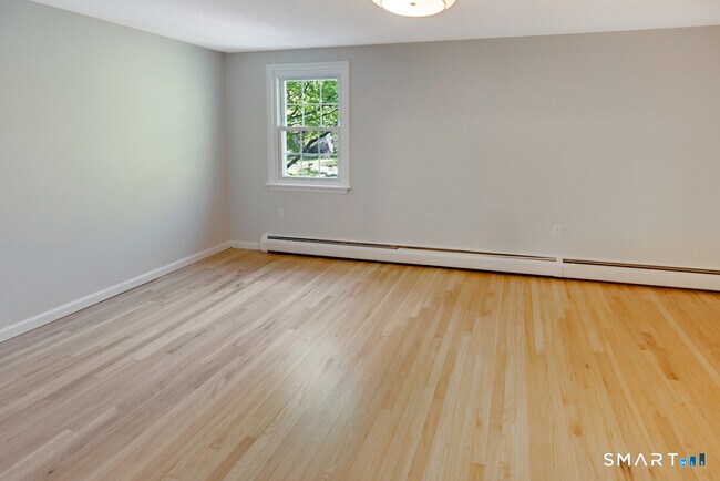 Building Photo - 10 Meadow Ln