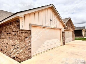 Building Photo - Available now! Three bed, Three bath Near TTU