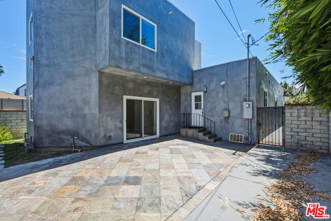 Building Photo - 869 Warren Ave