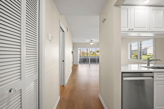 Building Photo - Stunning 2 beds 2 baths condo with lake vi...