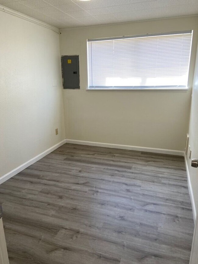 Building Photo - Davisson Tri-Plex