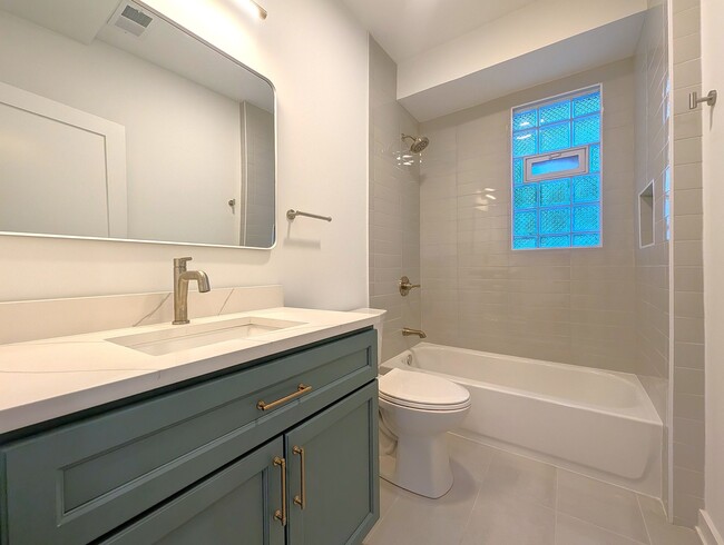 Building Photo - 2437 W Leland Ave