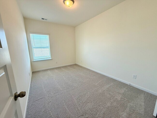 Building Photo - New no-fuss townhome close to everything