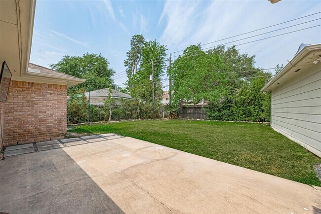 Building Photo - 927 Carlingford Ln