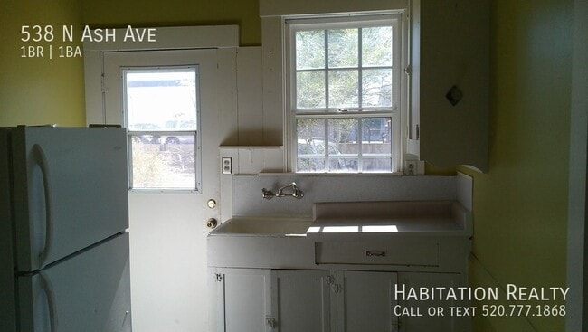 Building Photo - 538 N Ash Ave