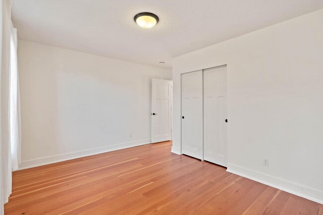 Building Photo - Beautiful 3-bdrm/2.5-bath contemporary craft home w/ lots of character. A/C, fireplace, fenced ba...