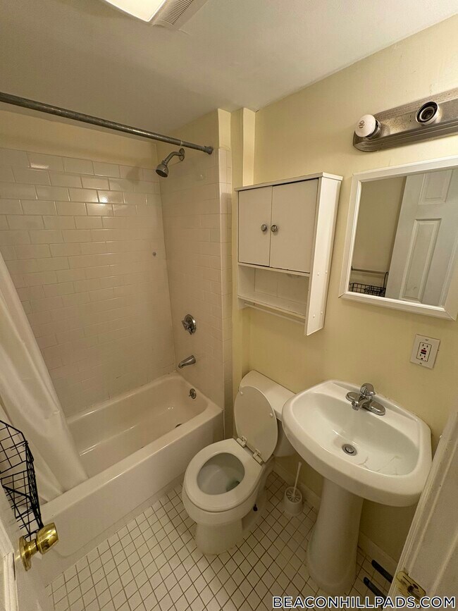 Building Photo - 28 Phillips St