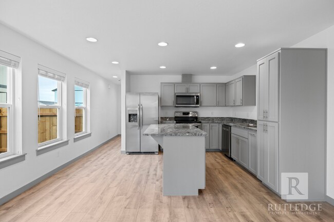 Building Photo - 3 Bed \ 2.5 Bath Gorgeous Newer Townhome!!