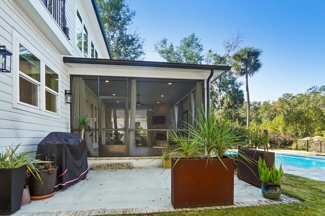 Building Photo - Pool/ Waterfront/ Custom Home in Waterways!