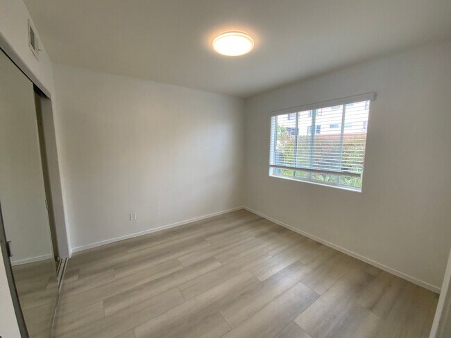 Building Photo - Modern Bungalow