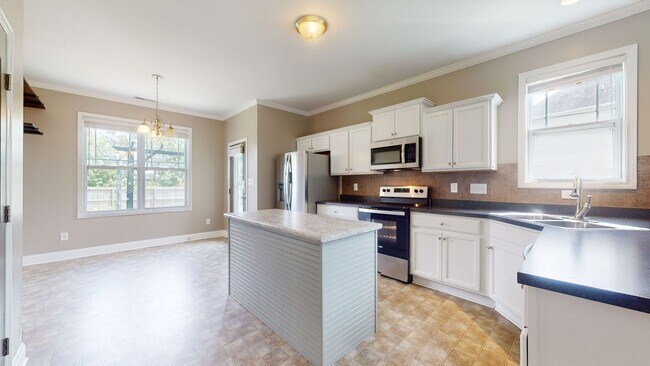 Building Photo - 4 Bedroom Home in Carolina Plantations!