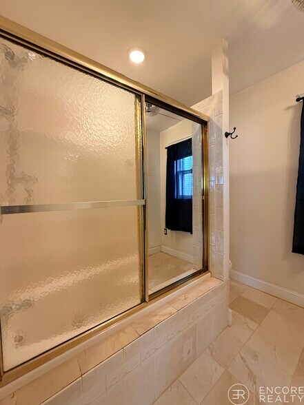 Building Photo - 723 Bennington St