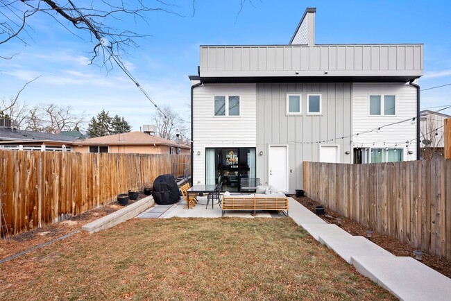 Building Photo - Urban Contemporary Luxury Duplex with Roof...