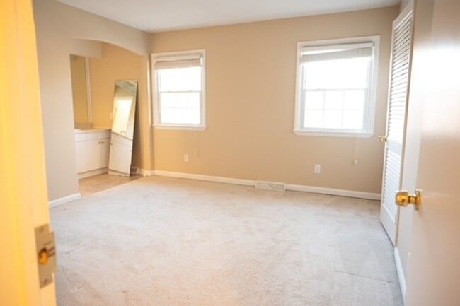 Building Photo - Large 3 Bedroom 2.5 Bath Townhome in Prime Location