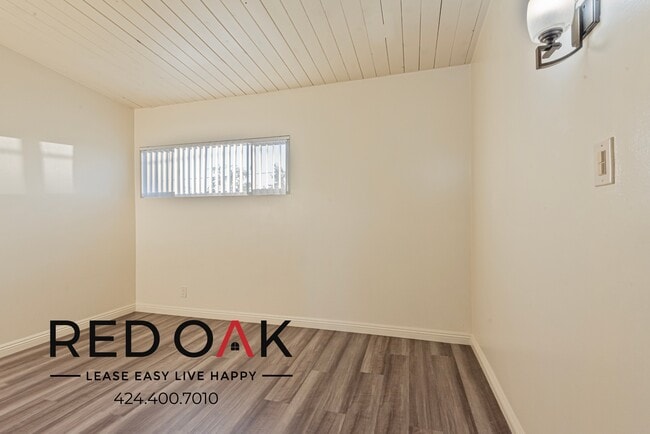 Building Photo - Charming, Bright and Spacious Top Floor On...