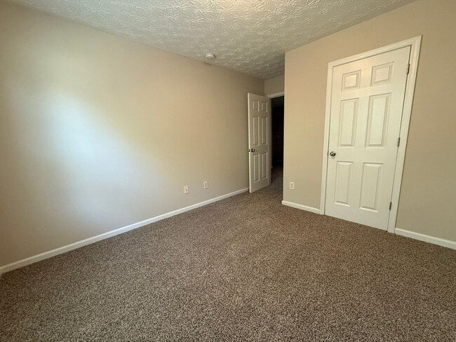 Building Photo - Welcome to this charming 3 bedroom, 2.5 ba...