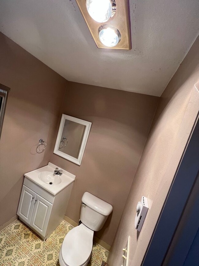 Building Photo - 3 Bed 2 Bath House with Attached 2 Car Garage & Trailer Parking