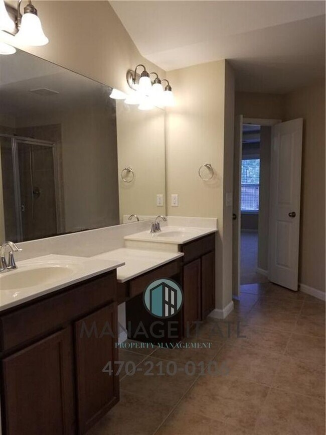 Building Photo - Beautiful 5BR/4BA Home in Just 5 Min from MALL OF GA