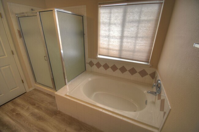 Building Photo - NW Heights --3 Bedroom 2 Bathroom 2 Car Ga...