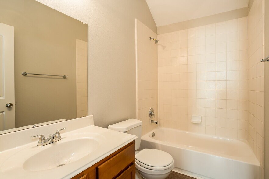 Building Photo - 6015 Starbrook Creek Dr