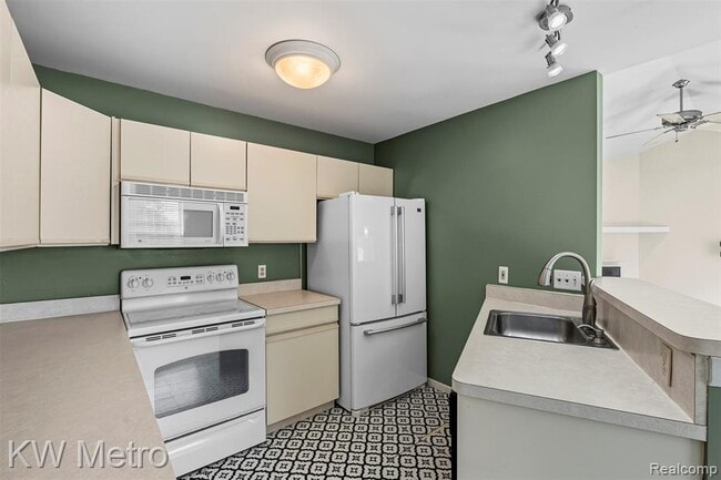 Building Photo - 1563 N Bywood Ave